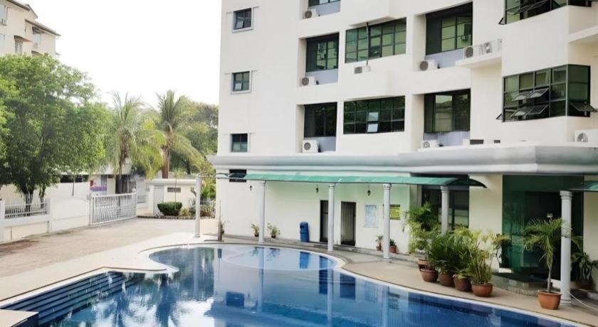 Stallions Suites Penang Jelutong Exterior foto